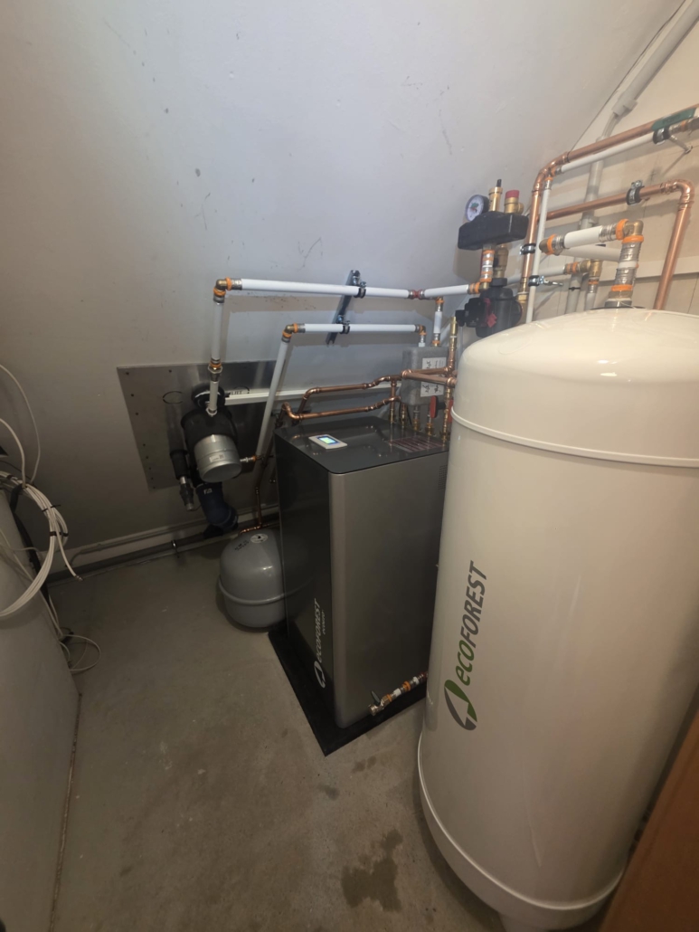 Innen aufgestellte Wärmepumpe mit Warmwasserspeicher