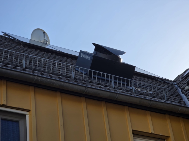 Eingebaute EQ-Air-Dacheinheit auf dem Ziegeldach