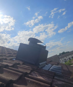 Eingebaute EQ-Air-Dacheinheit auf dem Ziegeldach von der Seite