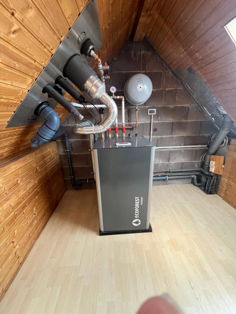 Innen aufgestellte Wärmepumpe auf dem Dachboden