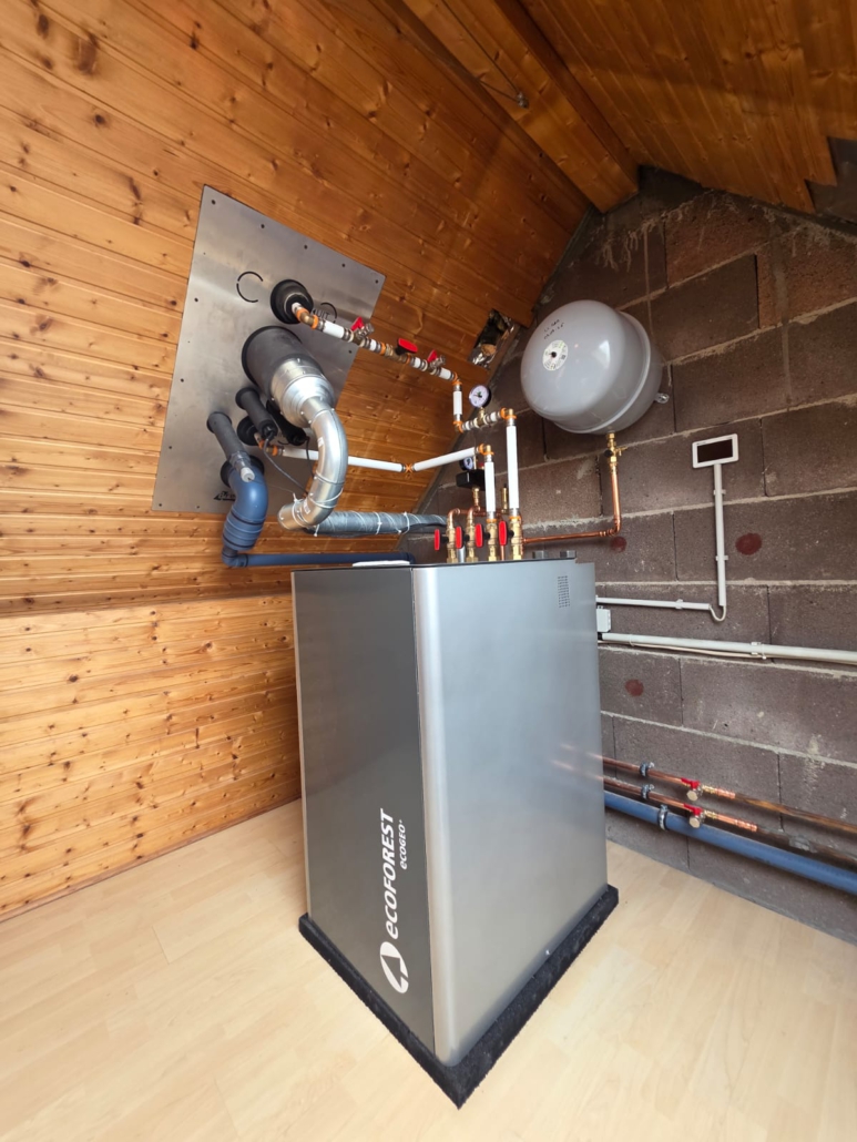 Innen aufgestellte Wärmepumpe auf dem Dachboden