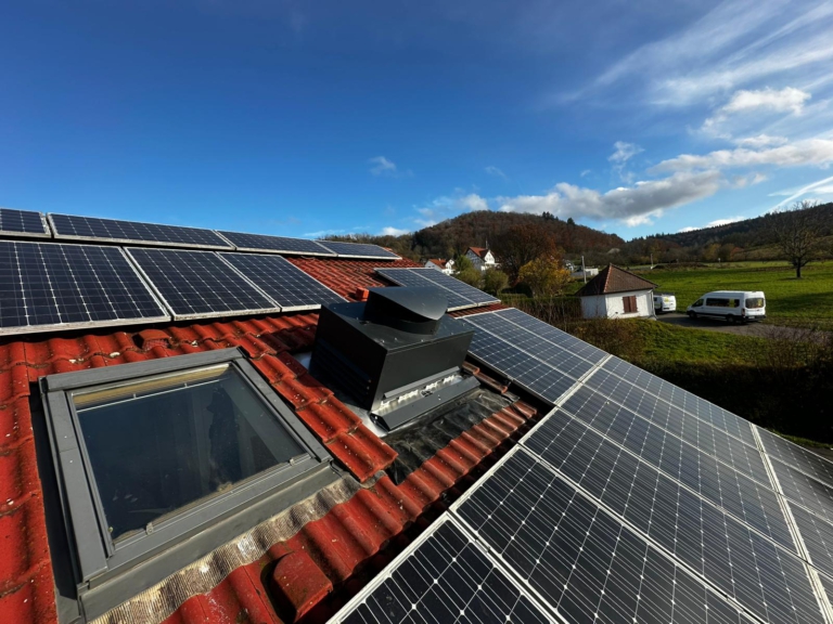 Eingebaute EQ-Air-Dacheinheit auf dem Ziegeldach zischen PV-Modulen