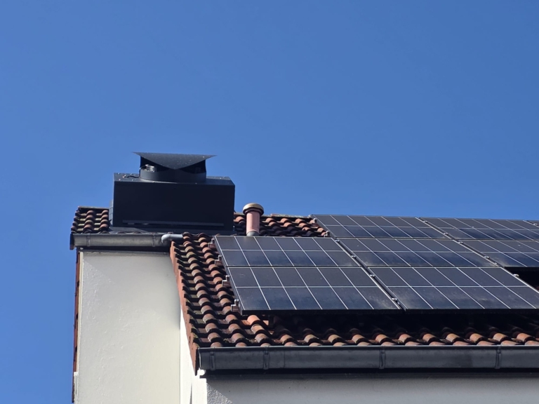 Eingebaute EQ-Air-Dacheinheit auf dem Ziegeldach neben PV-Modulen