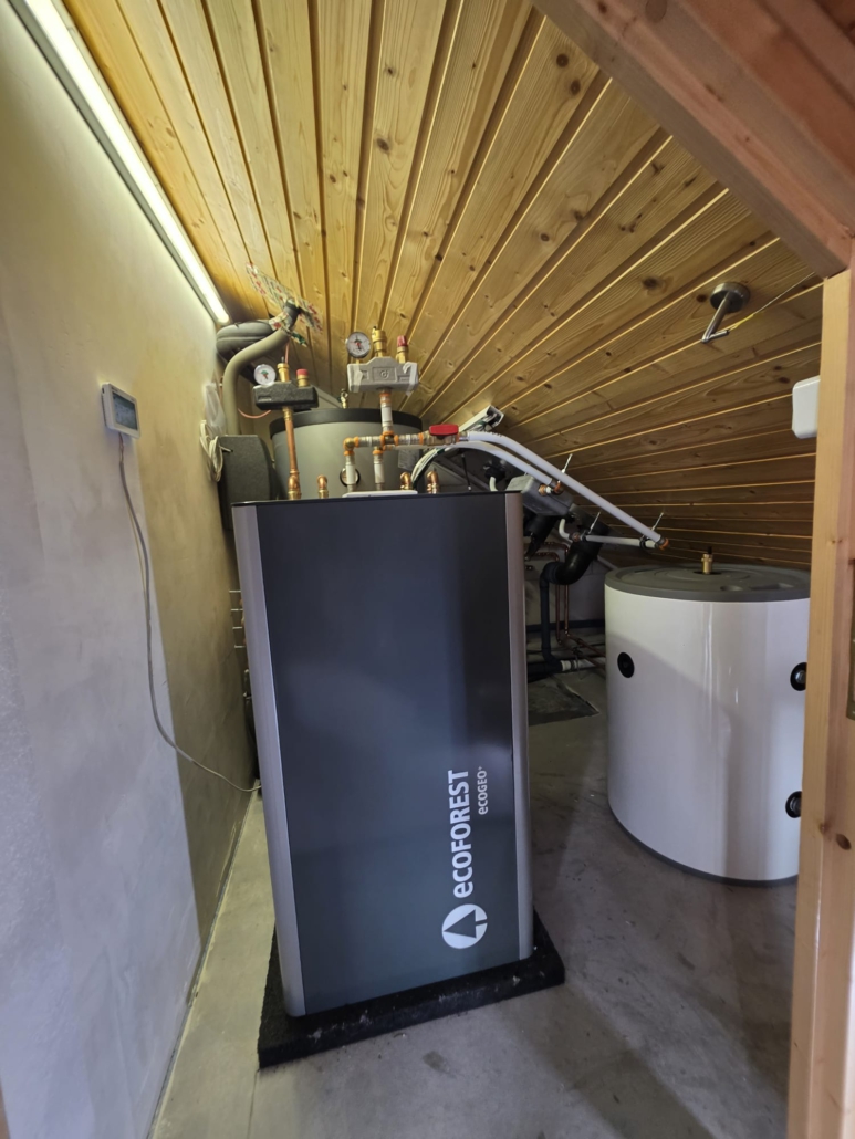 Innen aufgestellte Wärmepumpe mit Warmwasserspeicher und Trennpufferspeicher