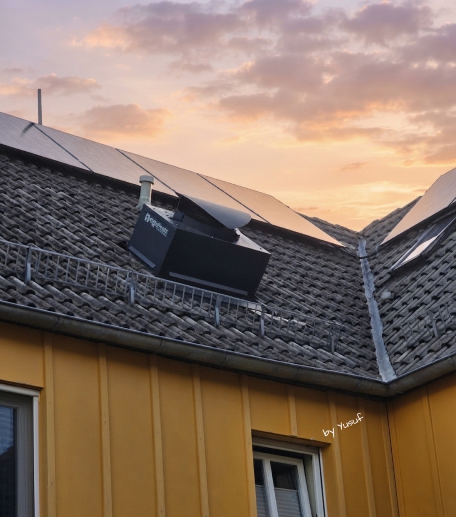 Eingebaute EQ-Air-Dacheinheit auf dem Ziegeldach mit Sonnenuntergang